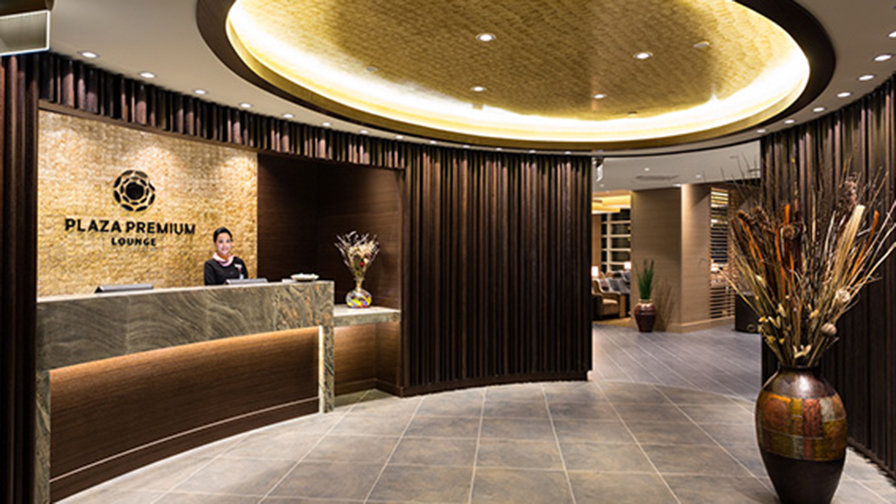 Comptoir d’enregistrement dans le salon Plaza Premium des départs internationaux à l’aéroport de Vancouver
