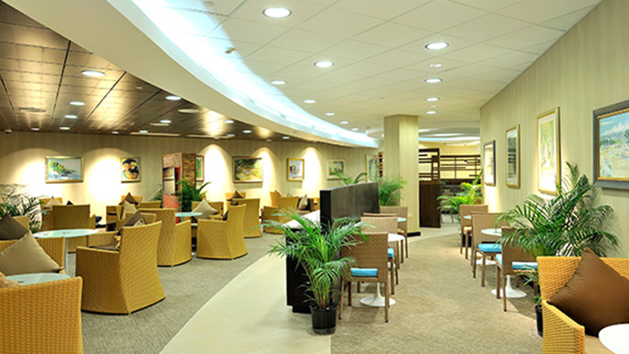 Siège confortable dans le salon Club MoBay de l’aéroport Montego Bay en Jamaïque