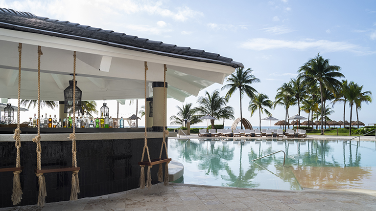 Olas Swim Up Bar